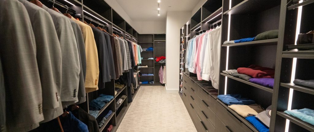 8 Benefits of Organizing Your Closet by Color: A Path to Stress Relief and Emotional Well-Being